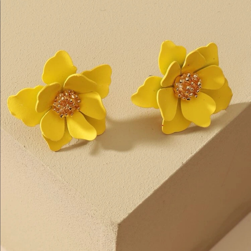 Anthropologie Yellow Buttercup Flower Stud Earrings 7 20$